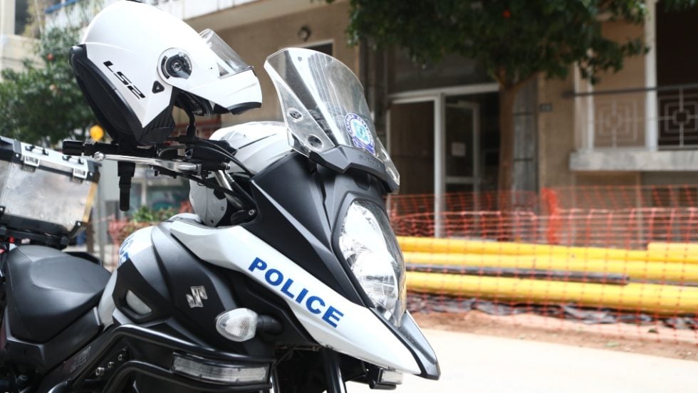 Παγκράτι: Σοκάρει η περιγραφή της 23χρονης - «Με ρίχνει πολύ βίαια στο αυτοκίνητο, πέφτω και μου σαπίζει το πόδι»